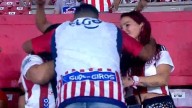 Junior perdió, pero un hincha celebró en el Metropolitano: Le pidió matrimonio a dos mujeres y todo se vio en vivo