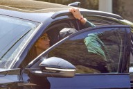 ¡No se aguanta! Danny Ramírez le planta un besito a Jessica Alba al salir del auto