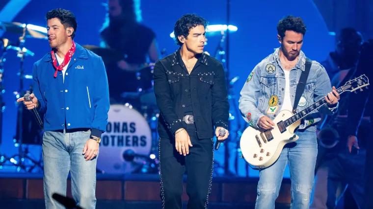 Jonas Brothers performance during World Series confuses MLB fans everywhere