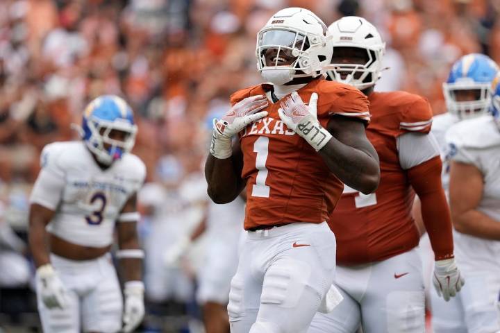 Deadspin | No. 9 Texas puts elite defense against Florida's anemic offense