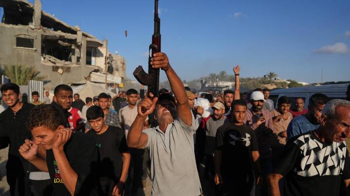 Israel halts aid to Gaza 'until further notice' as renewed fighting tests ceasefire