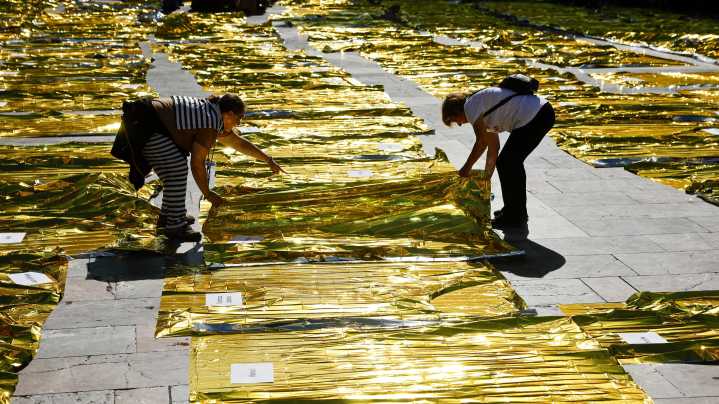 Cientos de ciudadanos piden la dimisión de Mazón en el aniversario de la dana y despliegan mantas simbólicas
