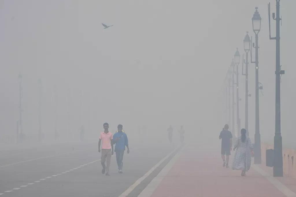 Una espesa y peligrosa bruma cubre Nueva Delhi tras los fuegos artificiales de Diwali
