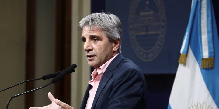 Caputo aseguró que el dólar se va a mantener dentro de la banda, pero se negó a señalar un precio