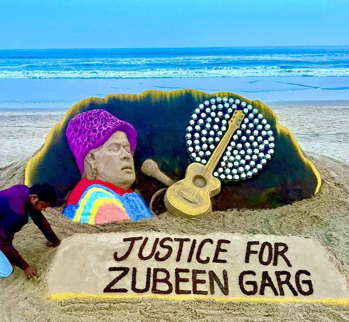 Waves of Tribute: Sudarsan Pattnaik’s Sand Art at Puri Beach Pays Tearful Tribute to Zubeen Garg