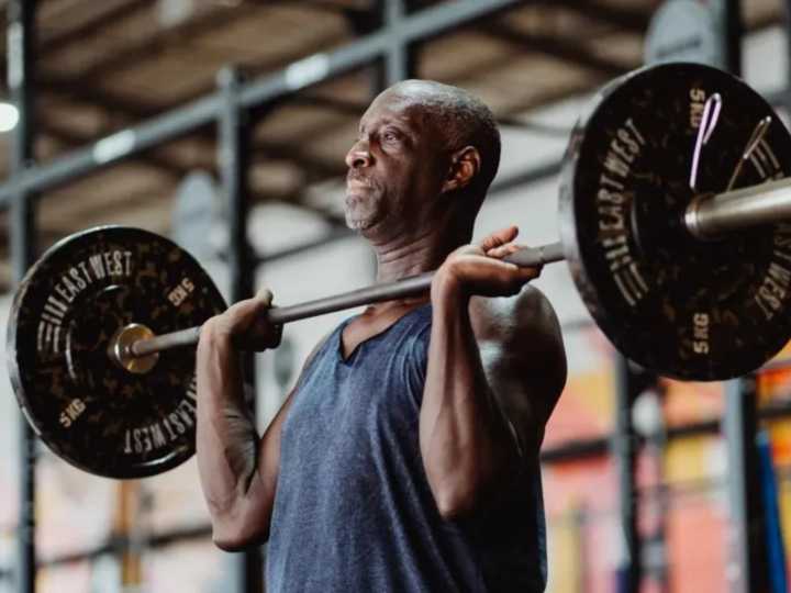 Cómo hacer bien el ejercicio de press militar para hombros