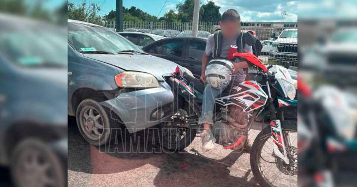 Le andaba agarrando la “onda” a su moto y lo chocan en pleno semáforo de Ciudad Victoria