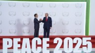 ¿Saludo o combate?: así recibe Trump a Macron en la cumbre por la paz en Gaza (VIDEO)