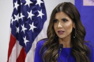 Arrecian las protestas antiinmigrantes en Chicago con la presencia de la secretaria Noem