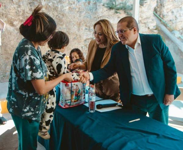 Entregan apoyos a 50 mujeres en Parral