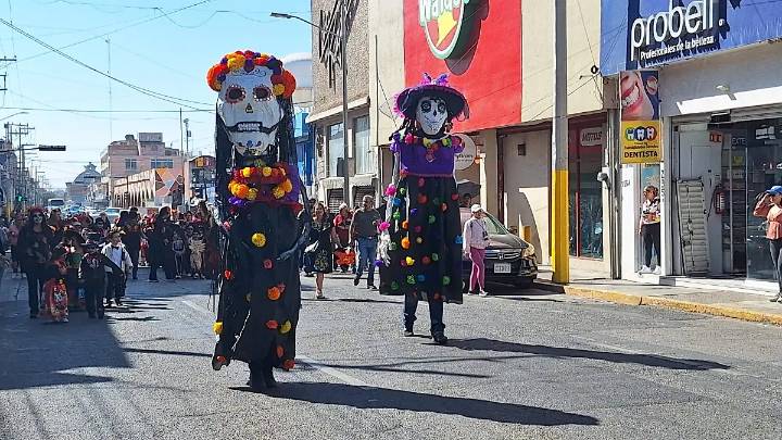 Escuelas de Irapuato rinden homenaje a los difuntos en colorido desfile del Día de Muertos
