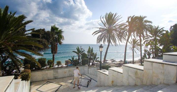 Marbella finaliza los trabajos de mejora en el acceso al paseo marítimo por la calle Arturo Rubinstein