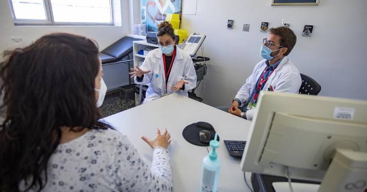 Encuentran un vínculo entre la cóvido persistente y la menopausia