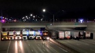 Demostración de incentivo: 13 camioneros bloquearon la carretera debajo del puente de Detroit para ayudar a organizar intentos de suicidio