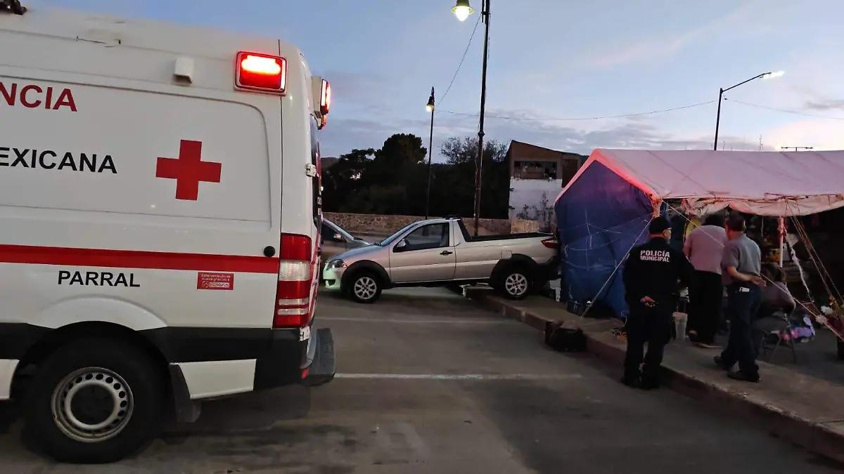 Camioneta se impacta contra puesto ambulante cerca del panteón de Dolores en Parral