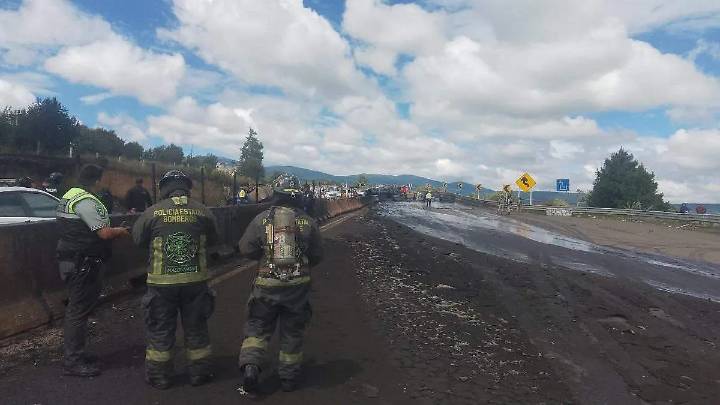 Explosión de pipa en la México-Puebla consume una vivienda en Tlahuapan