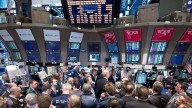 Acciones argentinas saltan hasta 35% y bonos 23% tras la victoria de Milei