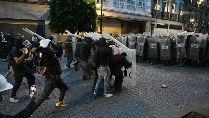 Más de 100 heridos durante una manifestación que conmemoró la matanza de Tlatelolco en México