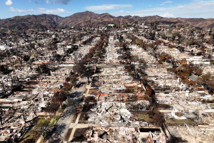 Newsom critica duramente a Trump por la falta de ayuda federal para víctimas de los incendios
