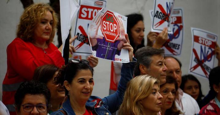 La concentración contra las agresiones al personal sanitario en el centro de salud Lucano, en imágenes