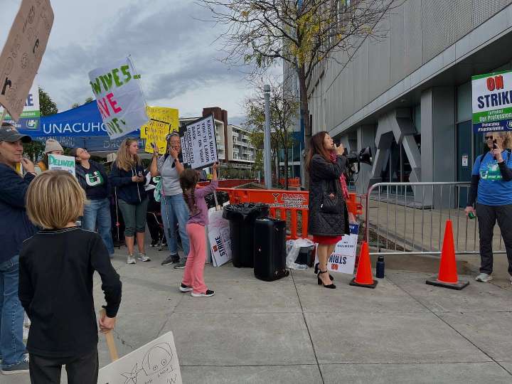 Trabajadores de Kaiser Permanente inician huelga estatal