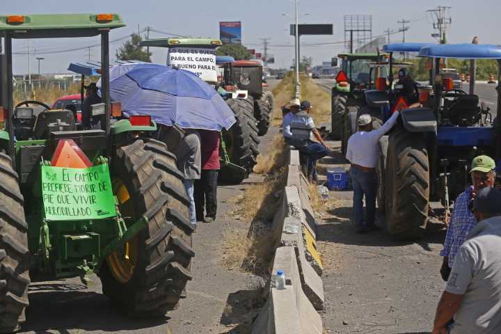 Agricultores mantienen bloqueos; desmienten acuerdo con autoridades federales