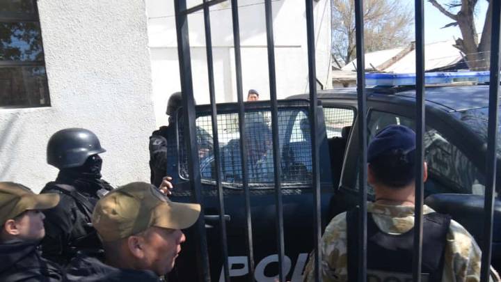 Amigos del joven baleado atacaron dos comisarías