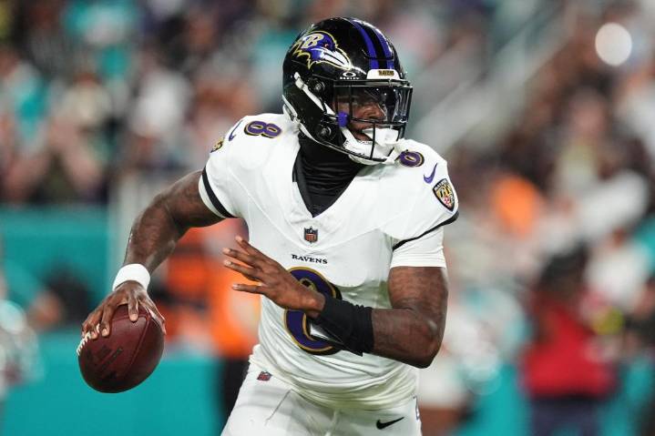 Lamar Jackson vuelve con 4 pases de anotación y Ravens aplastan 28