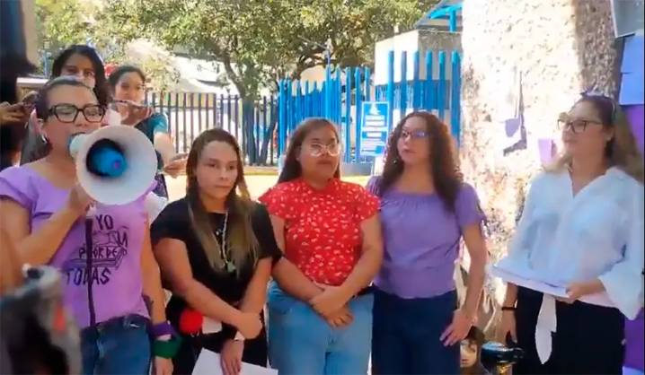 Escritoras y activistas exigen destitución de Taibo II como director del FCE