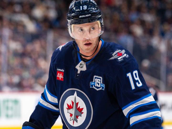 Jonathan Toews returns to NHL with hometown Jets