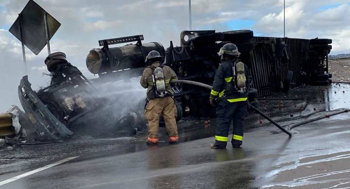 Vuelca tráiler con manzanas en carretera Hermosillo-Guaymas, en salida sur de la ciudad