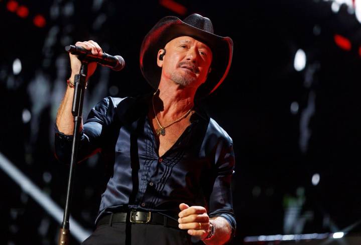 Tim McGraw Helps Man Propose to Girlfriend Onstage