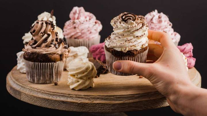 Se comía los pasteles de su empresa sin pagar y lo despidieron: Alegó y ahora podrá recibir millonaria compensación