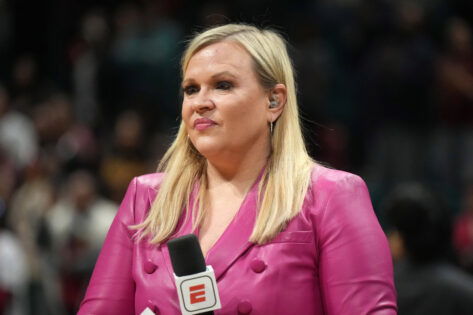 ESPN’s Holly Rowe Managed 8-Week-Old Son During Her First Ever 5-Hour Shift as Tears Flow Find out how ESPN's own Holly Rowe balanced both being a mother and work despite carrying her son everywhere.
