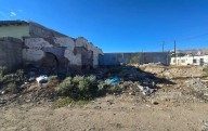Ejecutan a hombre, meten su cuerpo en un sillón y lo abandonan en terreno baldío