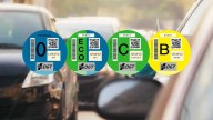 Adiós a las etiquetas de la DGT tal y como las conoces: la nueva ley obliga al Gobierno a cambiarlas