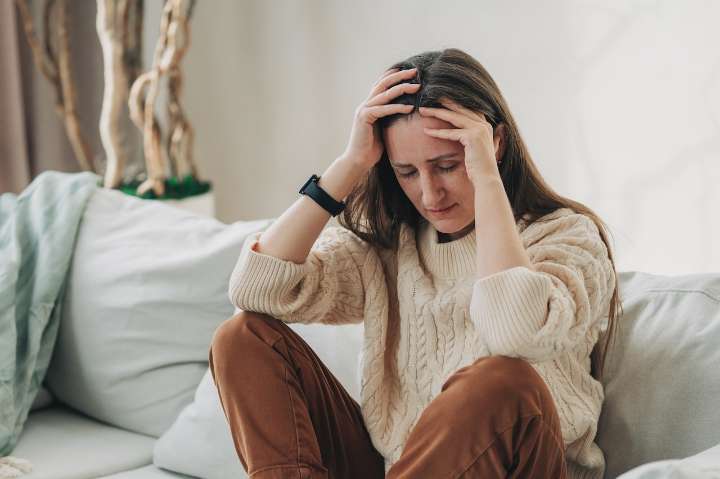Dear Annie: I’m torn between his sisters and the secret one is keeping about ailing mother