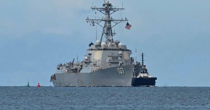 Buque destructor de EEUU zarpa tras varios días frente a costas de Venezuela