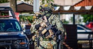 Detienen a dos personas y aseguran arsenal, droga y explosivos en Sinaloa