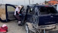 Conductora queda lesionada tras ignorar semáforo en rojo y causar choque vial