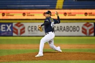 Bryan Mata llega, suelta pelotas, firma la lista y confiesa cuándo debuta y lo que quiere hacer con Magallanes [+VIDEO]