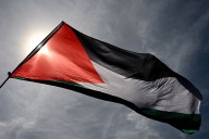 Protestan con banderas palestinas por la participación de atletas israelíes en la Copa de Europa de Triatlón en Santa Cruz