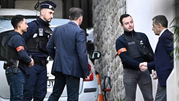Video: Expresidente de Francia, Nicolas Sarkozy, llegó caminando a la cárcel para pagar larga condena