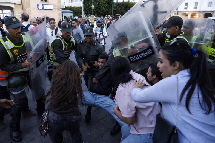 Enfrentamientos con la policía dejan 400 detenidos y 300 heridos en Marruecos