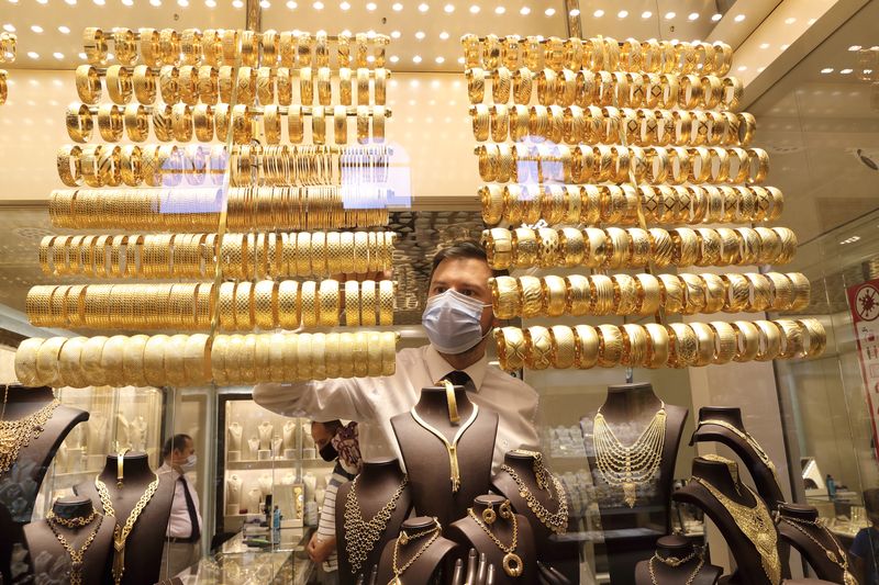 Gold zooms past $4,000 for first time in historic flight to safety