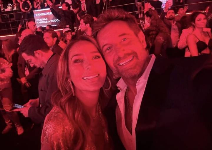 Geraldine Bazán y Gabriel Soto posan juntos