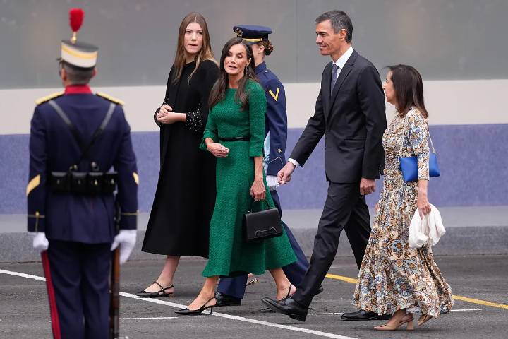 Sánchez abandona de forma precipitada la recepción del 12 de Octubre sin atender a los medios