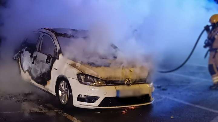 Un vehículo arde de madrugada en la avenida do Mar de Caranza