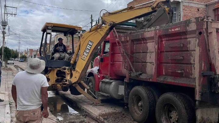 MIAA moderniza la red sanitaria en esta colonia de la capital para mejorar el servicio y prevenir fugas