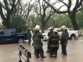 Se reventó un caño maestro en una esquina de Belgrano y los vecinos no pueden salir de sus casas por el agua